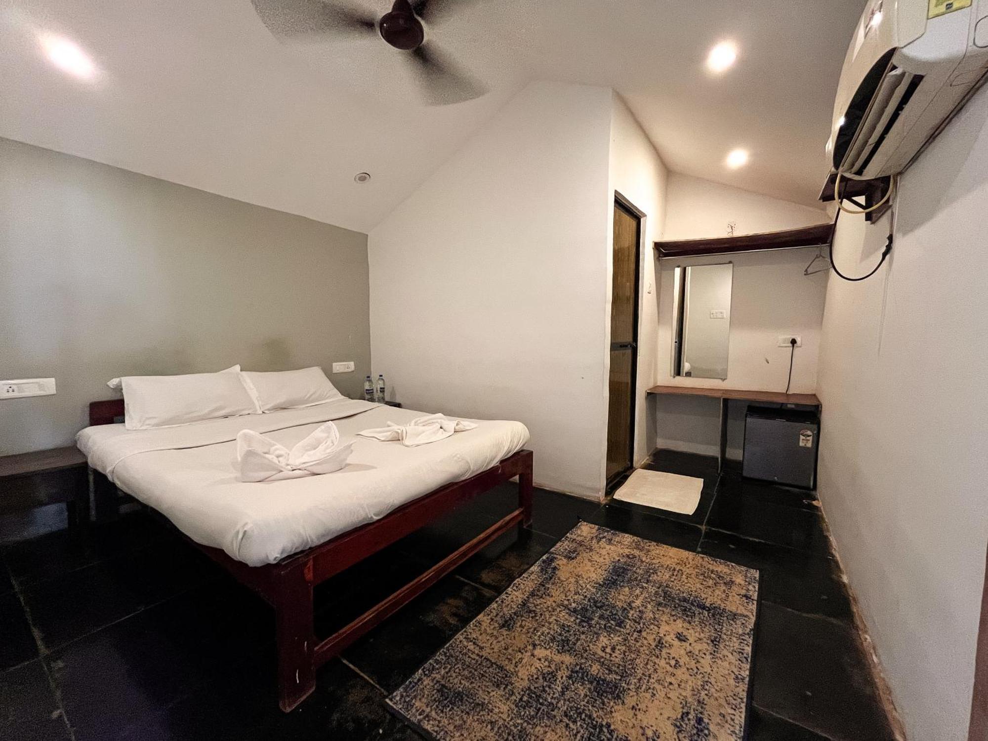 12 Monks - Beachside Hostel Arambol Buitenkant foto